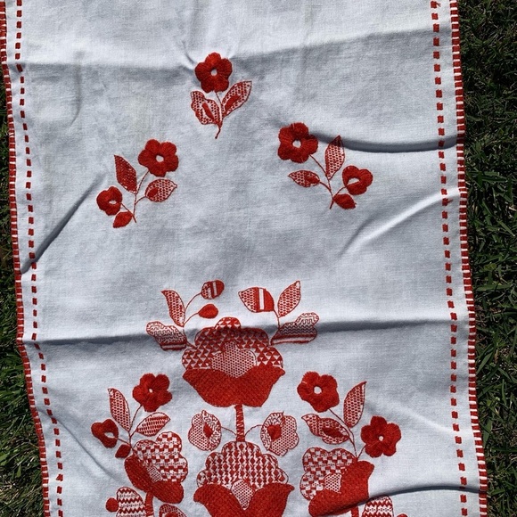 Table Runner - Picture 4 of 7